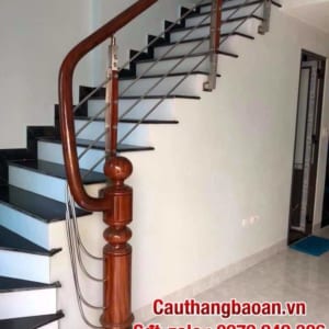 Cầu thang inox đẹp tay vịn gỗ ở Hà Nội