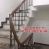 Cầu thang lan can sắt tay vịn gỗ