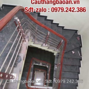 Các mẫu cầu thang inox tay vịn gỗ ở Hà Nội