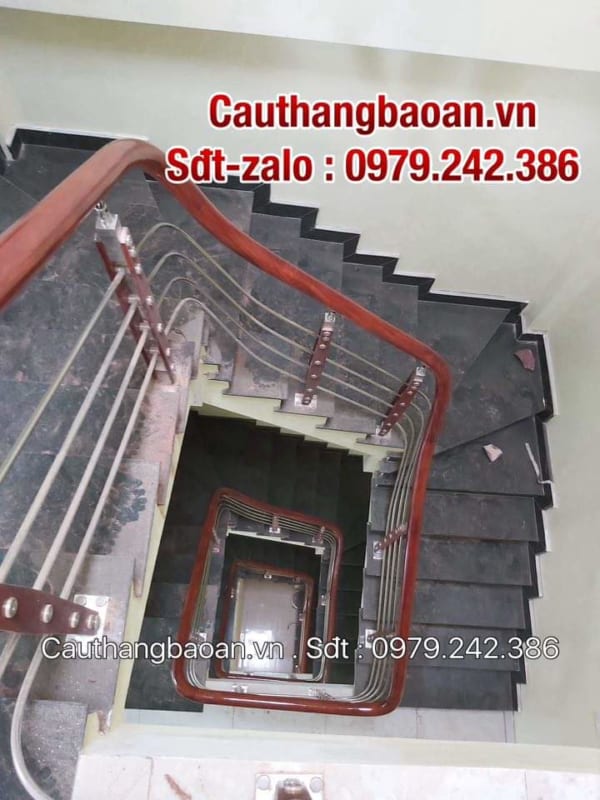 Các mẫu cầu thang inox tay vịn gỗ ở Hà Nội
