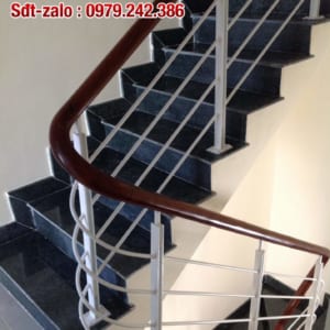 Cầu thang sắt tay vịn gỗ tại Hà Nội