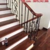 Cầu thang sắt đẹp tay vịn gỗ