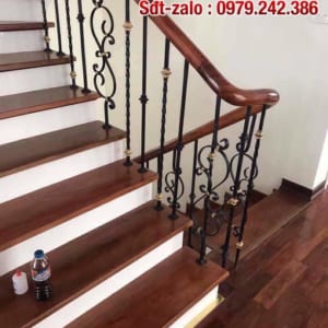 Cầu thang sắt đẹp tay vịn gỗ