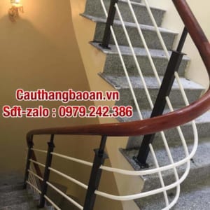 Cầu thang sắt tay vịn gỗ tại Hà Nội, lan can cầu thang sắt tay vịn gỗ