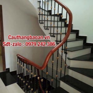 Cầu thang sắt lan can sắt tay vịn gỗ ở Hà Nội
