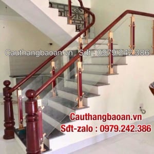 Cầu thang kính cường lực tay vịn gỗ, Lan can kính đẹp, Thi công chuyên nghiệp uy tín