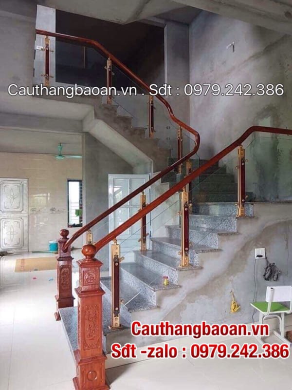 Cầu thang kính tay vịn gỗ đẹp nhất năm 2020, Cầu thang kính cường lực tại Hà Nội