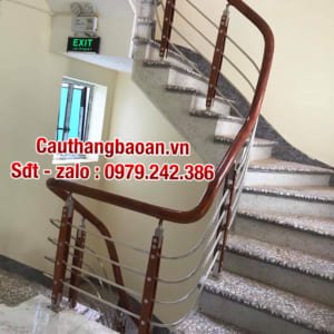 Báo giá cầu thang inox đẹp, Lan can cầu thang inox tay vịn gỗ