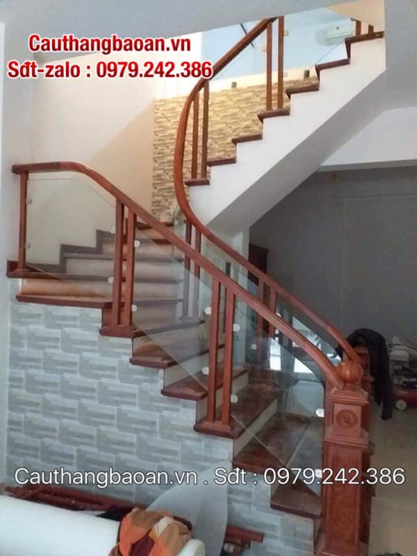 Báo giá cầu thang kính cường lực tay vịn gỗ, Lan can cầu thang kính đẹp nhất tại Hà Nội