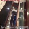 Cầu thang kính đẹp tay vịn gỗ . Các mẫu cầu thang kính lan can kính cường lực tại Hà Nội
