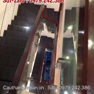 Cầu thang kính đẹp tay vịn gỗ . Các mẫu cầu thang kính lan can kính cường lực tại Hà Nội