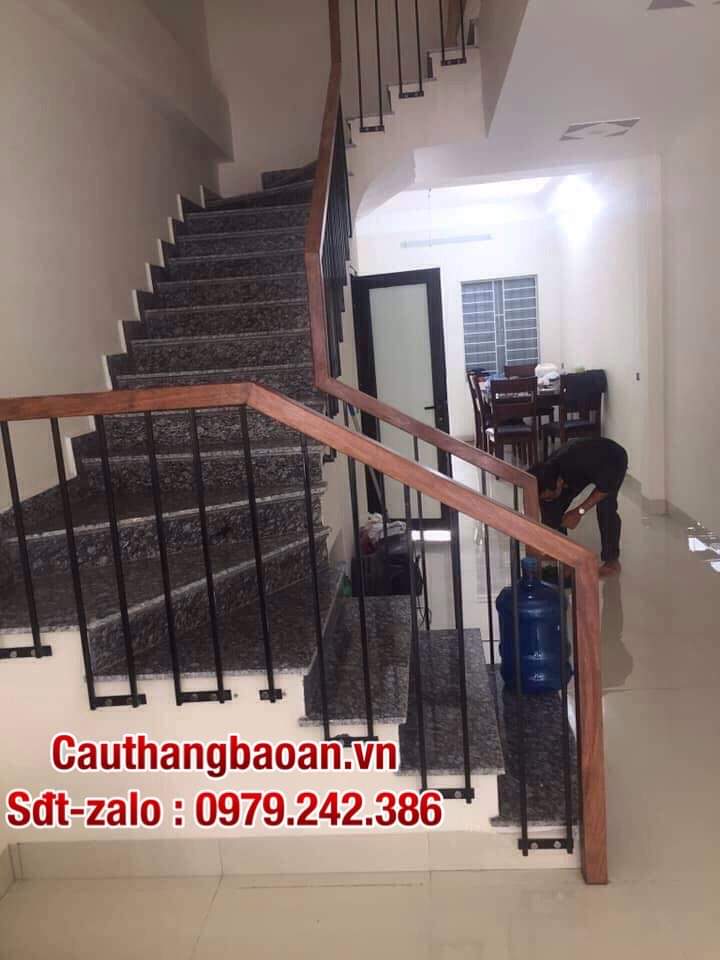 Cầu thang sắt tay vịn gỗ , Cầu thang sắt đẹp tại Hà Nội, Lan can cầu thang sắt đẹp