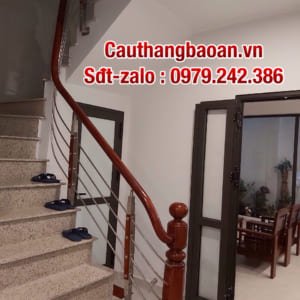 Báo giá lan can cầu thang inox gỗ đẹp, Cầu thang inox tay vịn gỗ