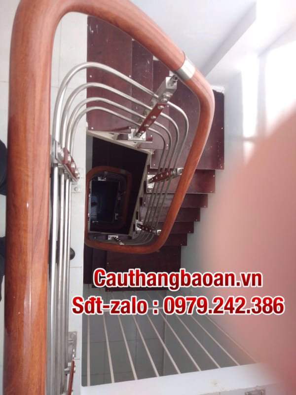 Các mẫu cầu thang inox đẹp, Cầu thang inox tay vịn gỗ, inox tay vịn nhựa tại Hà Nội