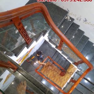 Cầu thang kính tay vịn gỗ, Lan can cầu thang kính cường lực