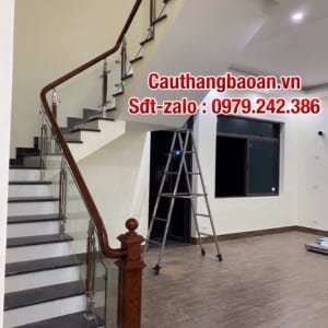 Cầu thang kính chân cao , Báo giá cầu thang kính cường lực tay vịn gỗ