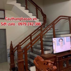 Cầu thang kính, Lan can kính cường lực. Cầu thang kính đẹp tay vịn gỗ