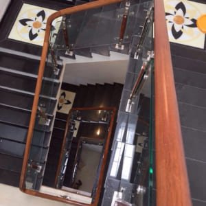 Các mẫu cầu thang kính đẹp hiện đại, Cầu thang kính chân cao, Cầu thang kính chân lửng