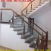 Cầu thang kính đẹp, Cầu thang kính tay vịn gỗ hiện đại giá tốt