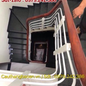 Cầu thang sắt đẹp tại Hà Nội, Lan can cầu thang sắt tay vịn gỗ