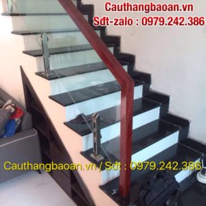 Cầu thang kính lan can kính cường lực, Cầu thang kính tay vịn gỗ đẹp