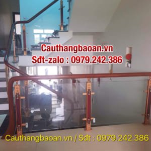 Cầu thang gỗ kính đẹp tại Hà Nội, Lan can cầu thang kính tay vịn gỗ