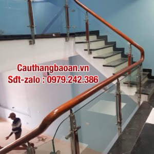 Cầu thang lan can kính tay vịn gỗ, Cầu thang kính cường lực đẹp nhất năm 2020-2021