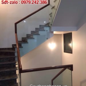 Cầu thang kính tại Hà Nội, Mẫu cầu thang kính tay vịn gỗ hiện đại