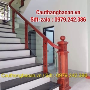 Cầu thang kính cường lực đẹp, Lan can cầu thang kính tay vịn gỗ