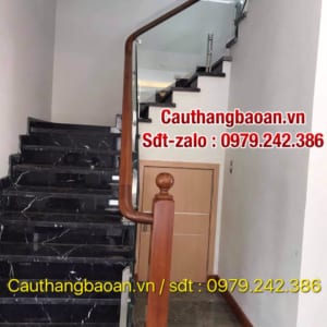 Cầu thang lan can kính cường lực tại Hà Nội, Báo giá các mẫu cầu thang kính đẹp tay vịn gỗ, tay vịn inox , tay vịn nhựa