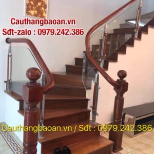 Cầu thang kính đẹp tại Hà Nội, Lan can cầu thang kính tay vịn gỗ, tay vịn nhựa