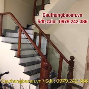 Cầu thang kính tay vịn gỗ, Lan can cầu thang kính đẹp hiện đại