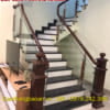 Báo giá cầu thang kính tay vịn gỗ, Lan can cầu thang kính cường lực hiện đại đẹp nhất Hà Nội