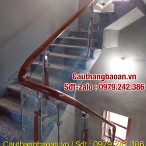 Cầu thang kính chân cao, Cầu thang kính chân trụ lửng đẹp hiện đại