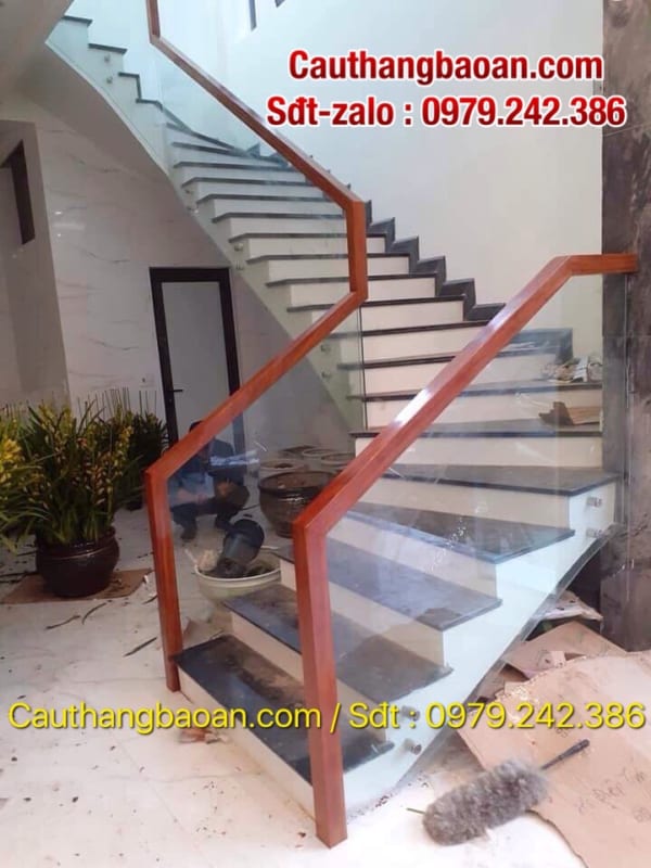 Các mẫu cầu thang kính cường lực tay vịn gỗ đẹp nhất, Các mẫu cầu thang kính chân cao, Cầu thang kính chân lửng, Cầu thang kính không trụ đẹp nhất