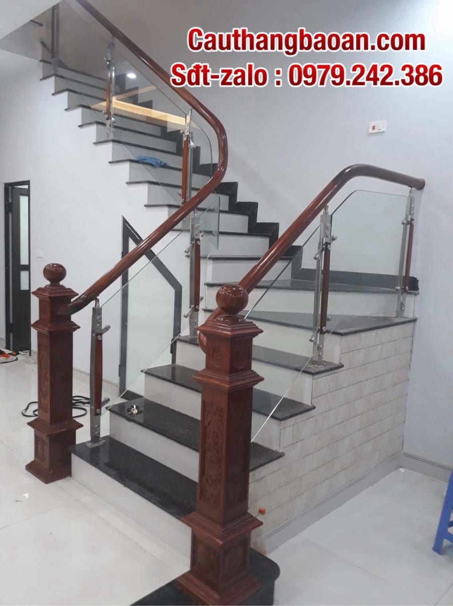 Xem ngay các mẫu cầu thang kính cường lực đẹp nhất tại Hà Nội, Mẫu cầu thang lan can kính tay vịn gỗ đẹp nhất