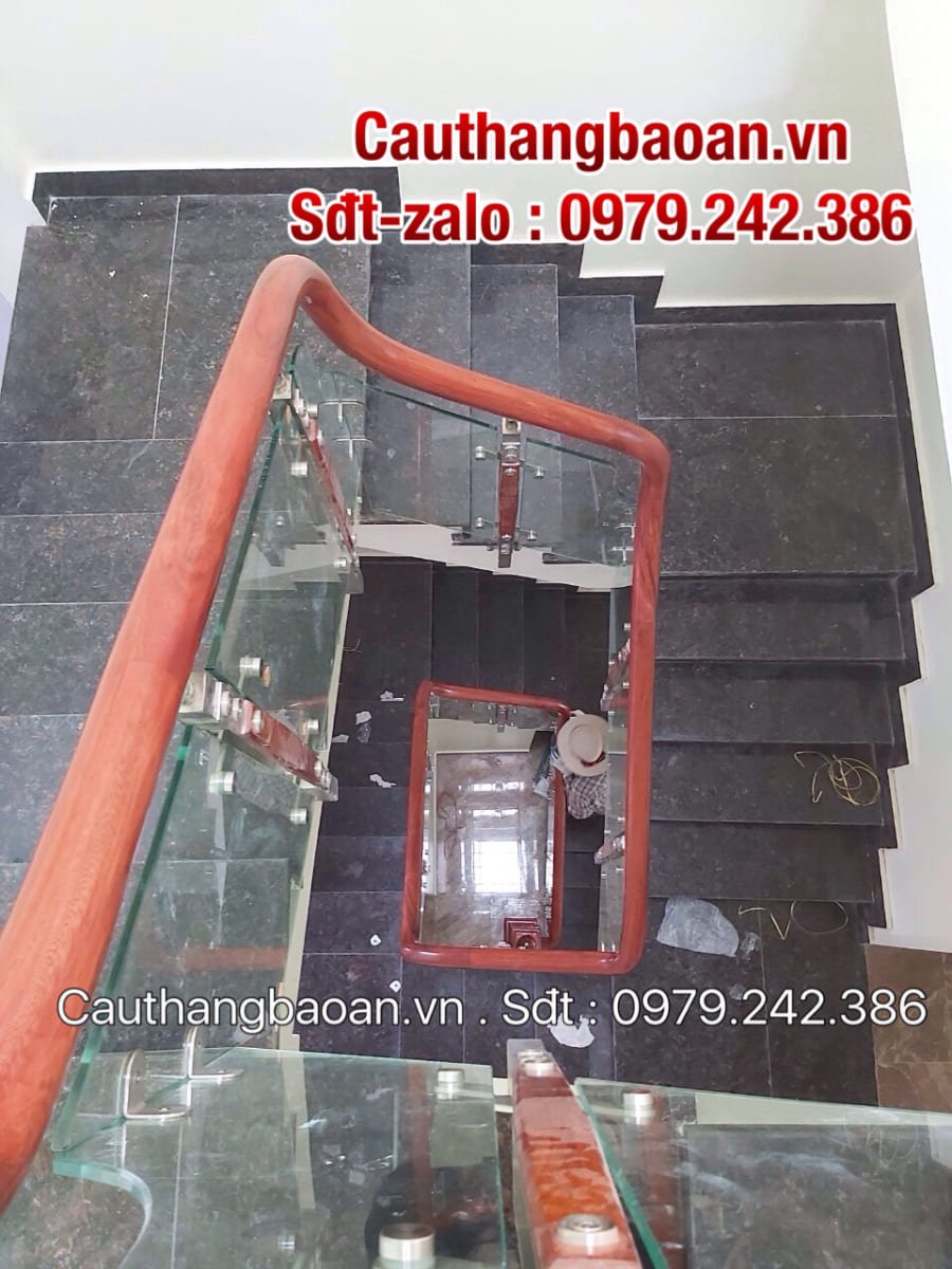 Mẫu cầu thang kính cường lực hiện đại