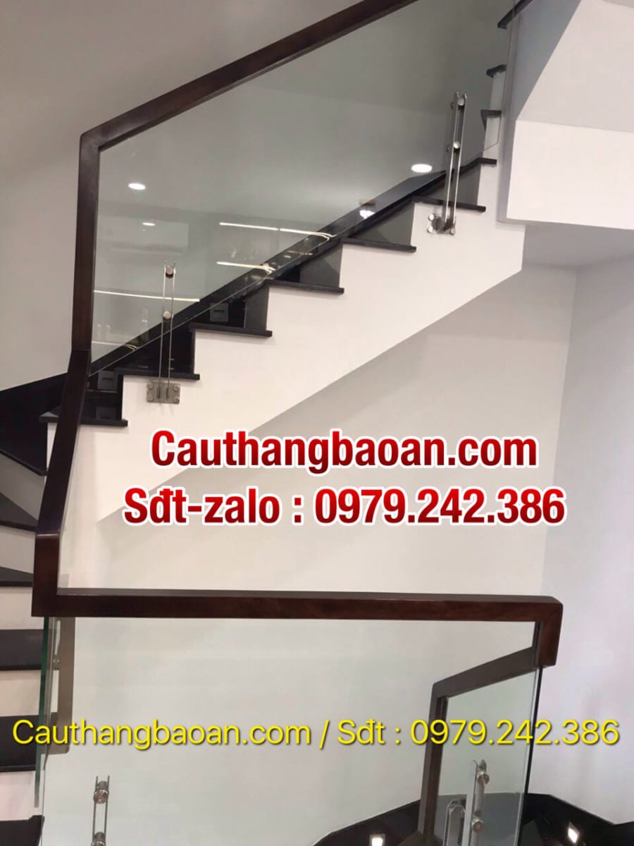 Cầu thang gỗ kính chân lửng đẹp