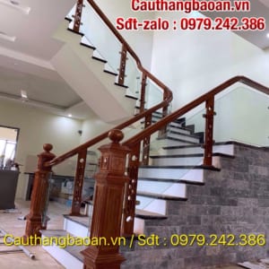 Báo giá lan can cầu thang kính đẹp tay vịn gỗ, Cầu thang kính cường lực hiện đại