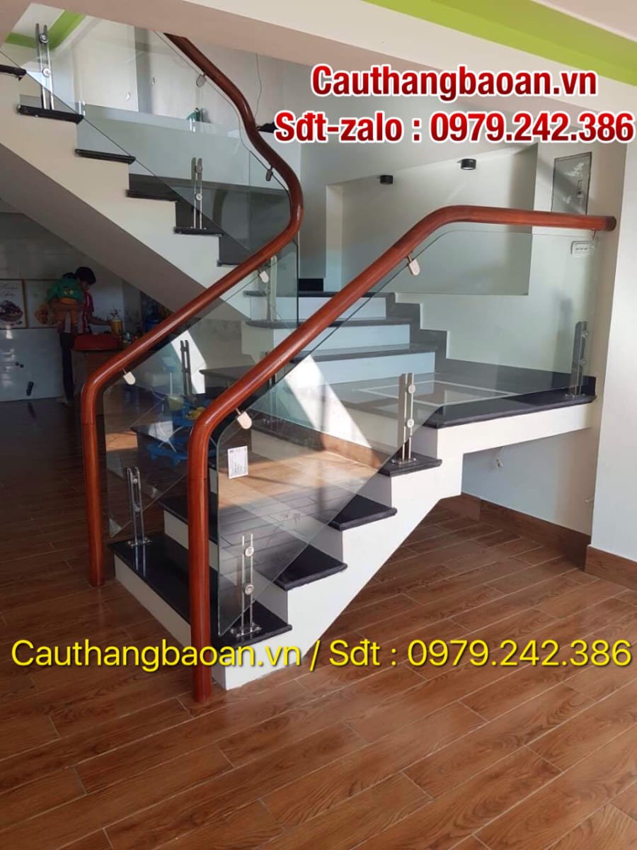 CẦU THANG LAN CAN KÍNH TAY VỊN GỖ