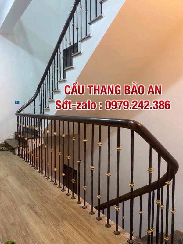 Lan can cầu thang sắt tay vịn gỗ , Cầu thang sắt mỹ thuật đẹp tại Hà Nội