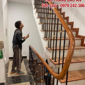 Cầu thang sắt tay vịn gỗ , Cầu thang sắt nghệ thuật , Cầu thang sắt mỹ thuật đẹp