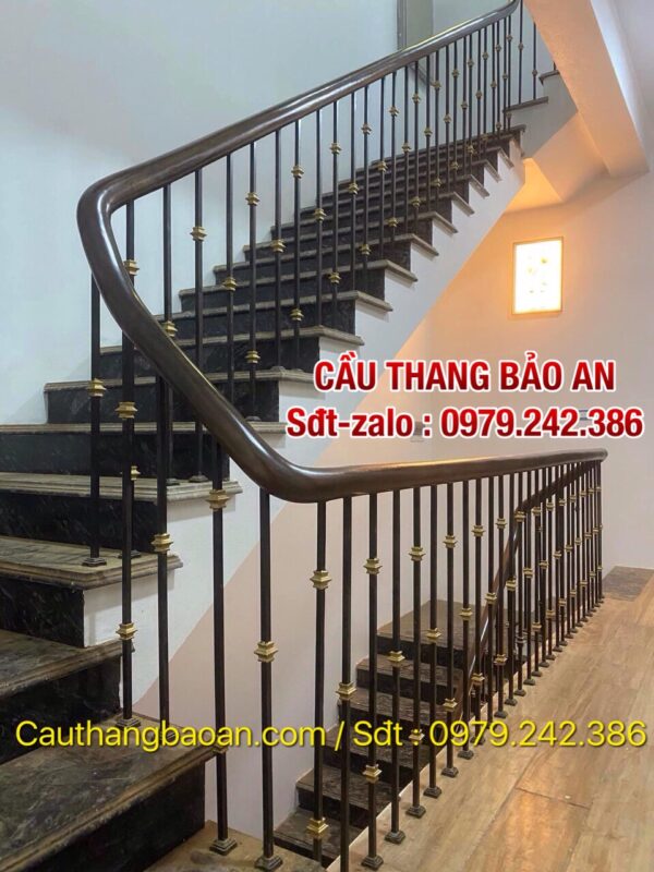 Cầu thang sắt tay vịn gỗ đẹp tại Hà Nội , Cầu thang lan can sắt mỹ thuật đẹp