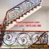 Mẫu cầu thang sắt mỹ thuật tại Hà Nội, Cầu thang sắt nghệ thuật đẹp tay vịn gỗ