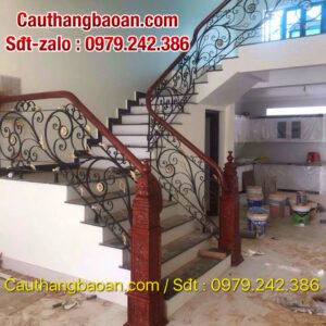 Mẫu cầu thang sắt mỹ thuật tại Hà Nội. Cầu thang lan can sắt tay vịn gỗ