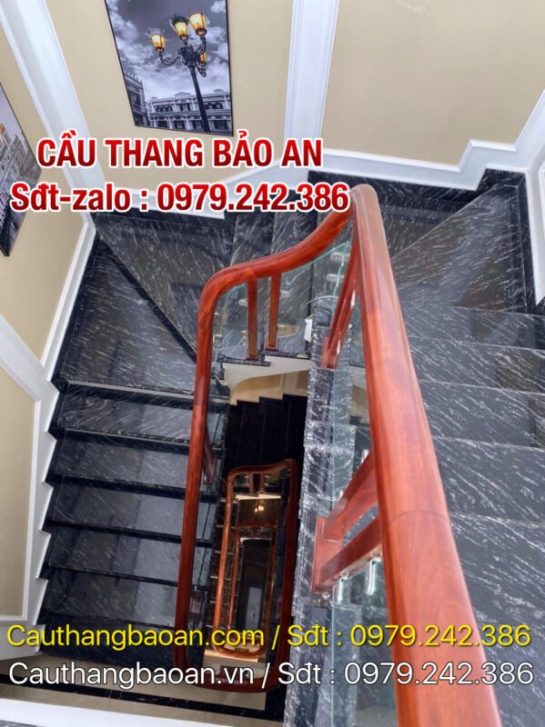 TAY VỊN CẦU THANG KÍNH TẠI HÒA BÌNH