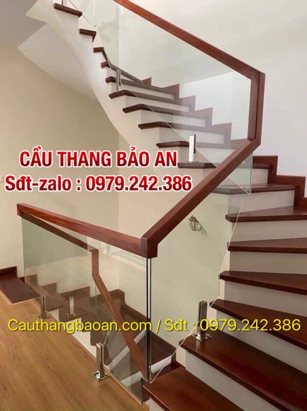 CẦU THANG KÍNH TAY VỊN GỖ TẠI HÒA BÌNH