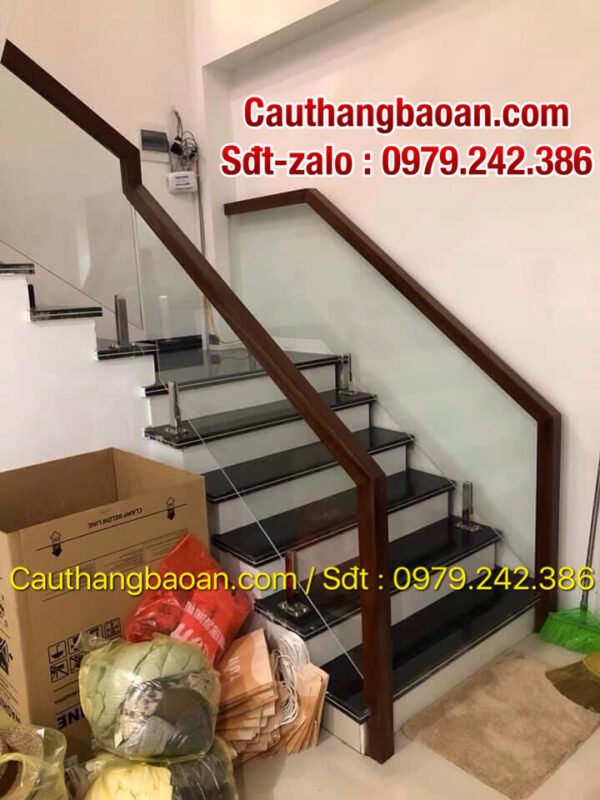 CẦU THANG KÍNH TAY GỖ TẠI HÒA BÌNH