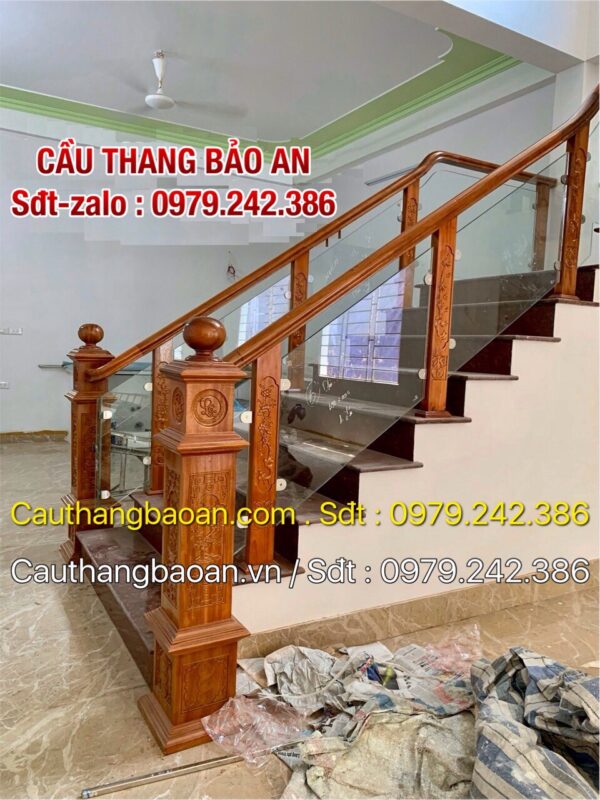 CẦU THANG GỖ KÍNH TẠI HÒA BÌNH