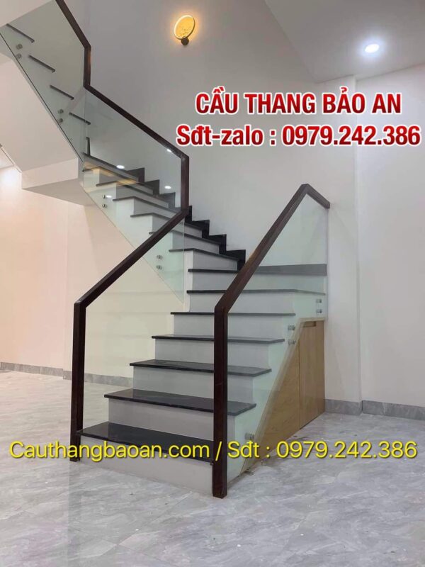 CẦU THANG KÍNH ĐẸP TẠI HÒA BÌNH